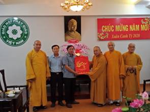 Local authorities extend Tet greetings to religious dignitaries