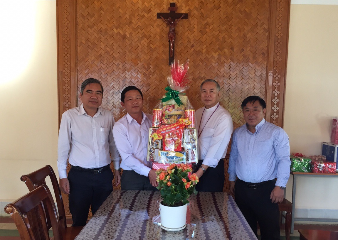 Religious committee in Gia Lai visits local oroganizations  