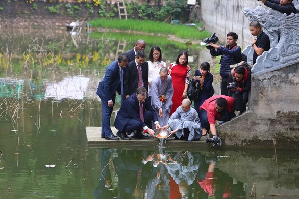 US Ambassador releases carps to see off Kitchen Gods