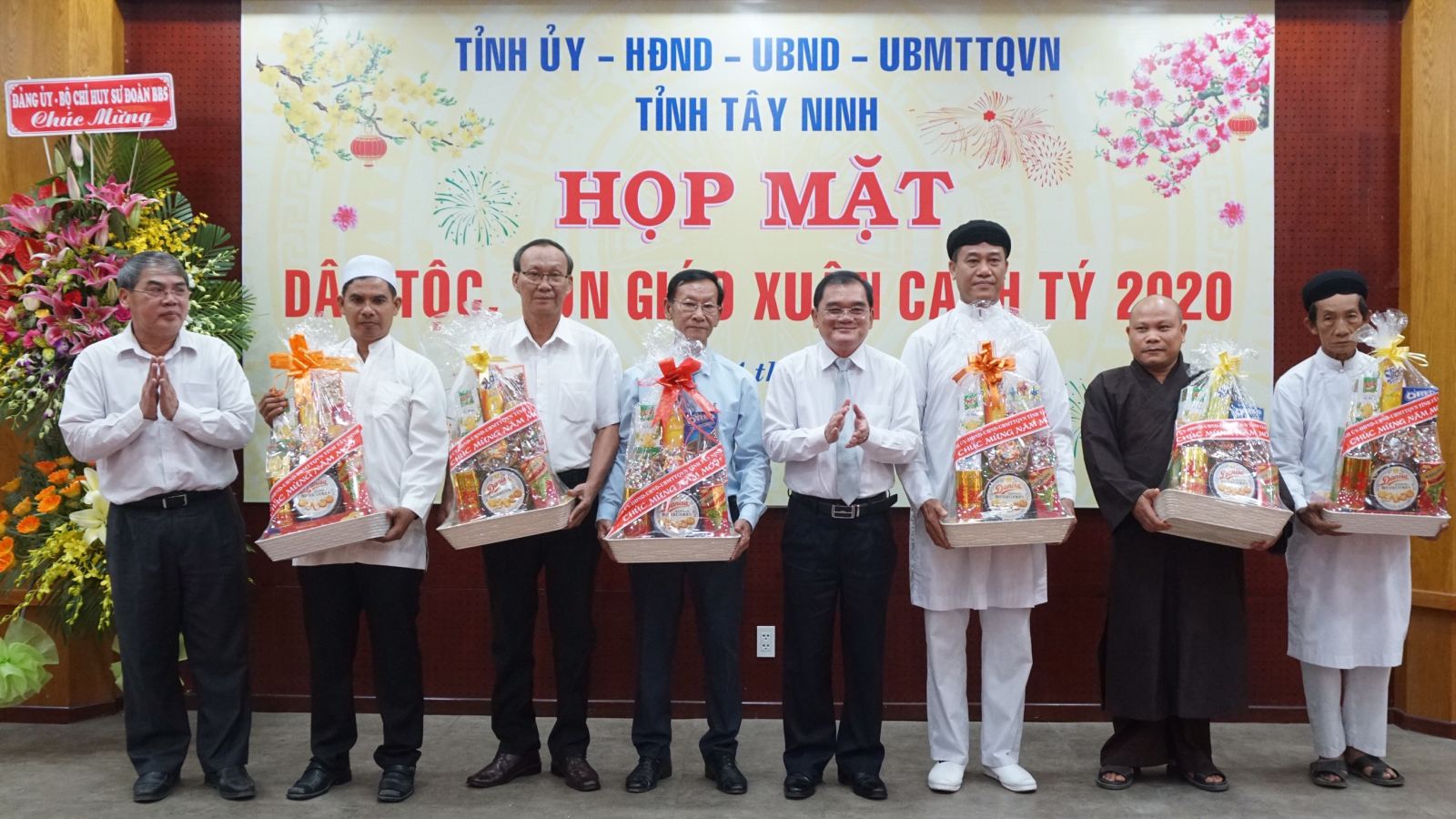 Religious dignitaries attend exchange meeting with provincial government of Tay Ninh 