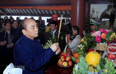 PM offers incense in memory of President Ho Chi Minh  