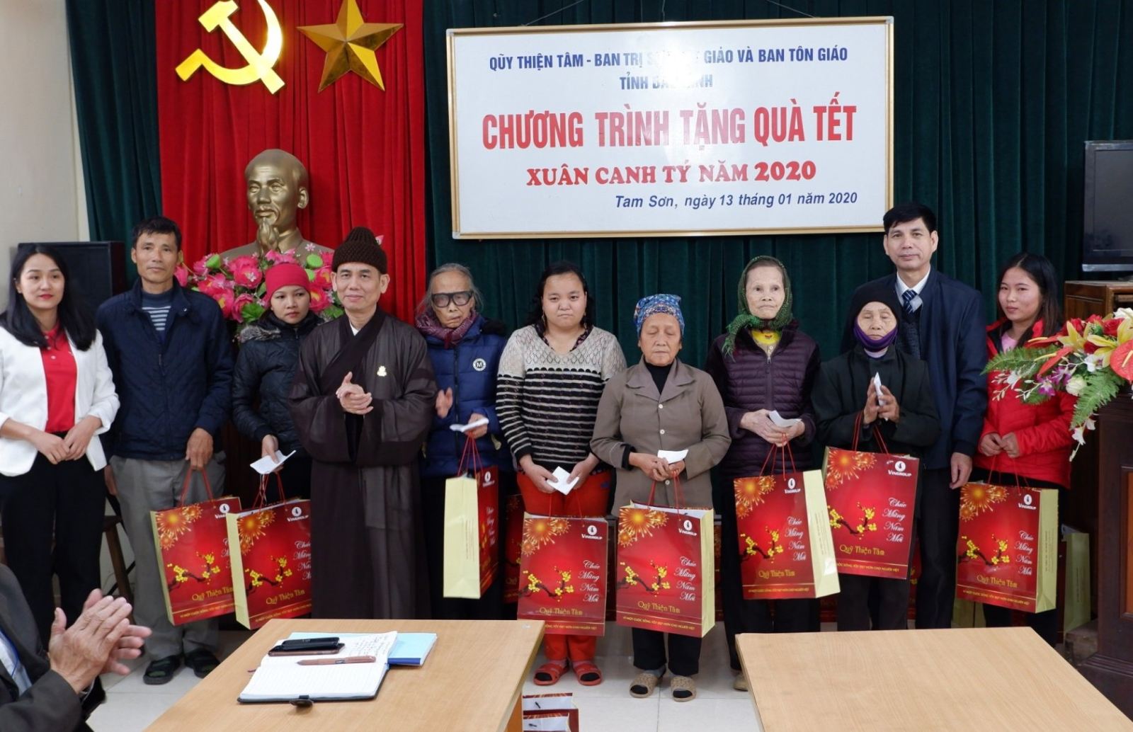 Religious committee, Buddhist chapter in Bac Ninh present Tet gifts to disadvantaged locals