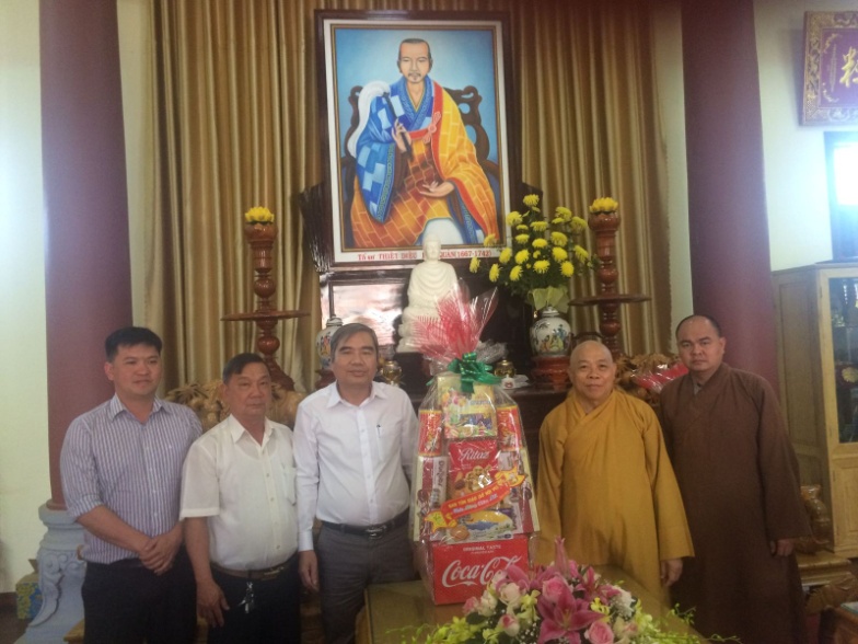 Religious affairs committee in Gia Lai pays pre-Tet visit to Buddhist leader