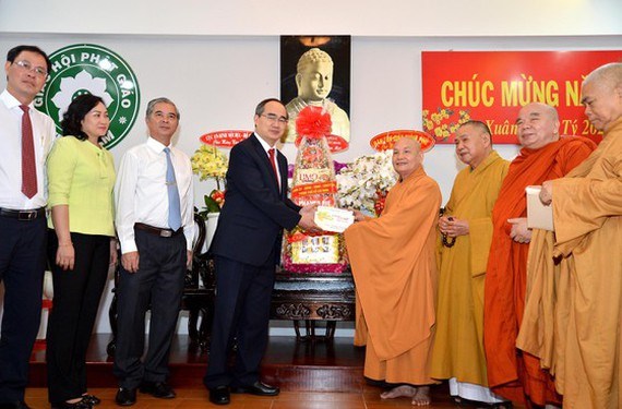 HCM City leader commends religious dignitaries during pre-Tet visits