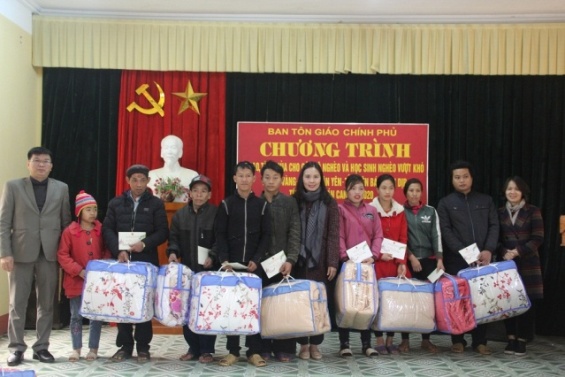  Government religious committee presents Tet gifts to disadvantaged people in Yen Bai