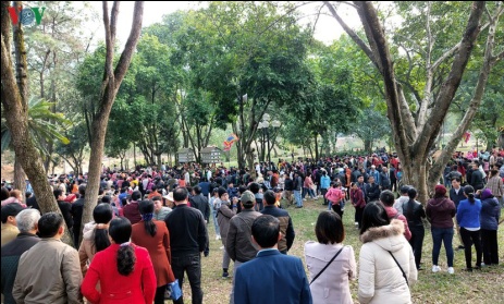 Excited crowds drawn to opening ceremony of Soc temple festival