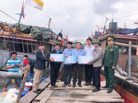 Quang Binh authorities pay visit to Catholic fishermen in Ba Don district