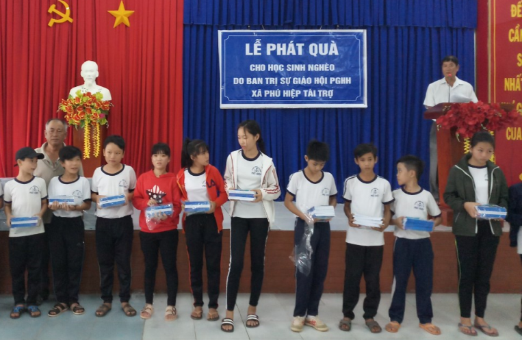 Hoa Hoa Buddhist dignitary makes practical contributions to education promotion in An Giang