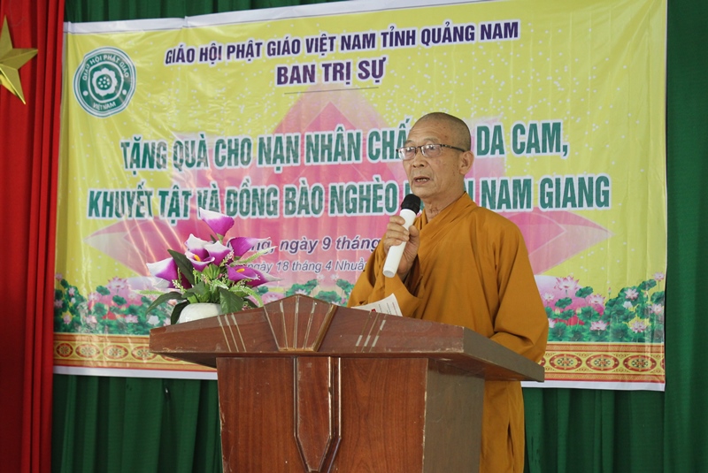 Buddhist executive committee in Quang Nam presents gifts to disadvantaged people