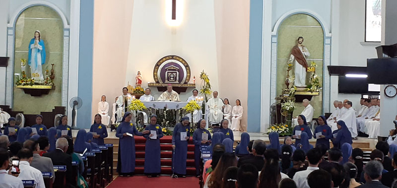 Sisters of Congregation of Lovers of Holy Cross in Hue profess first vow