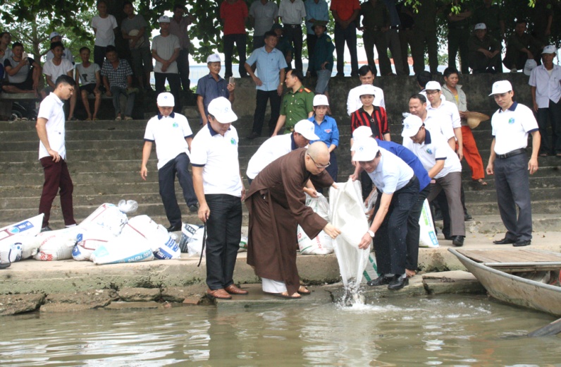 VBS chapter in Ninh Binh releases over large number of fish into Hoang Long River