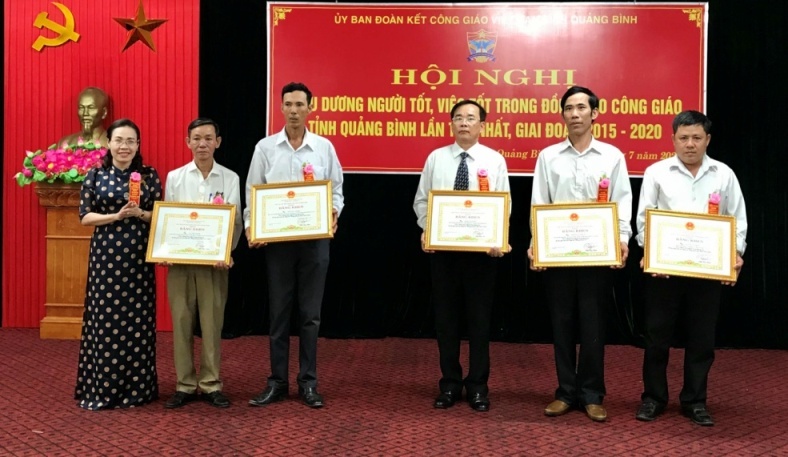 Quang Binh province honors practical contributions of Catholic communities