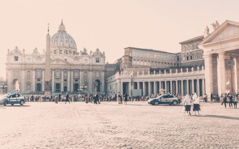 Vatican closes St Peter's Square and Basilica to tourists