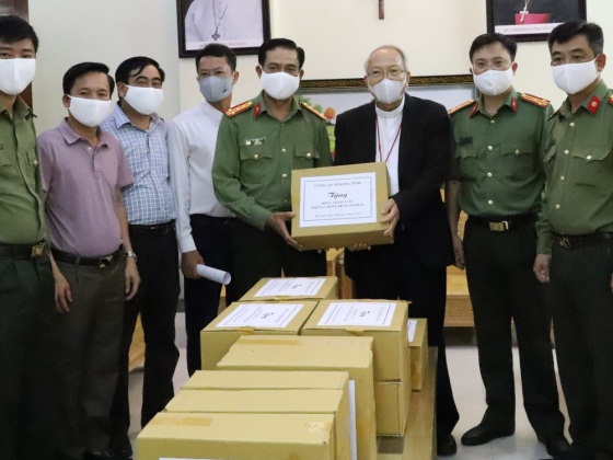 Public security in Ha Tinh joins hand with local Catholics for preventing Covid-19 epidemic 