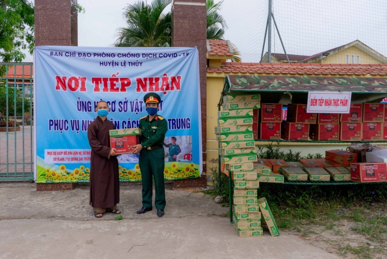 Buddhist pagoda in Quang Binhsends supports to quarantine center