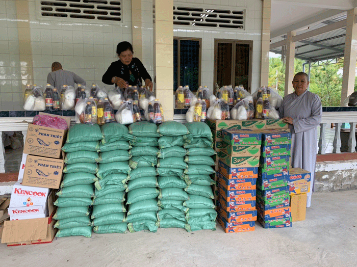 Buddhist pagoda in Tien Giang sends supports to disadvantaged people during Covid-19 pandemic