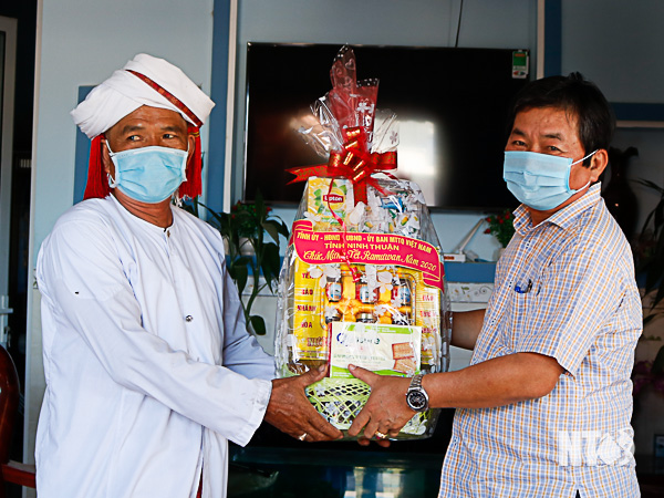 Ninh Thuan provincial leader congratulates local Muslims on Ramuwan festival 