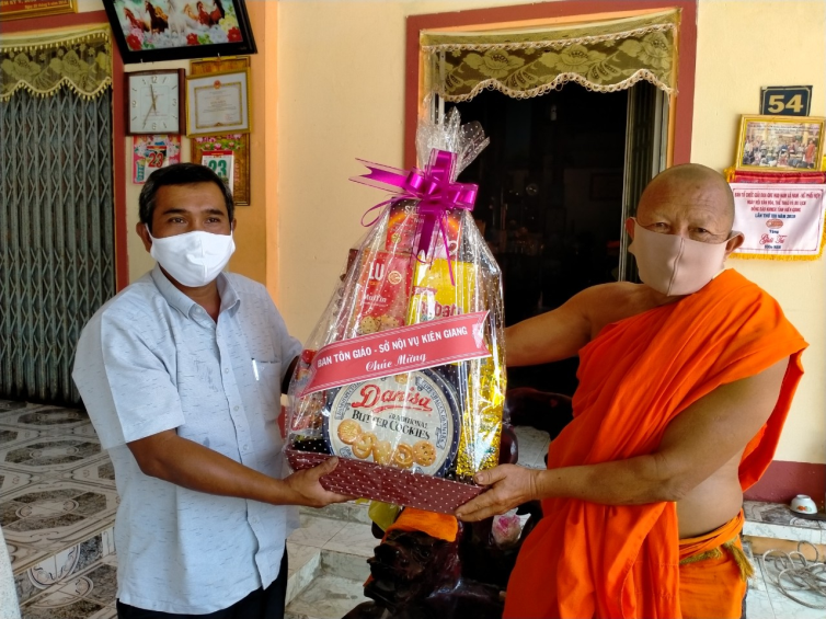 Religious committee in Kien Giang congratulates Buddhist dignitaries on Vesak Day 2020 