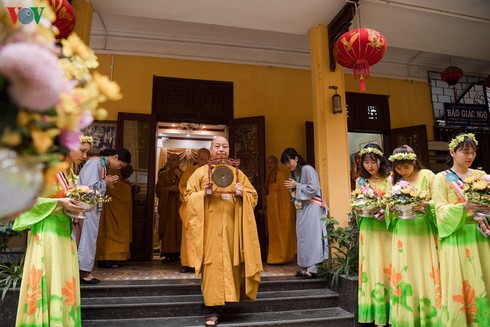 Pagodas reopen, but no foreign admissions