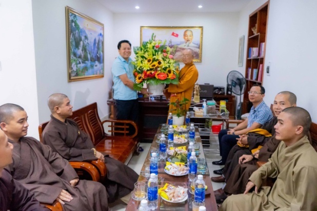 VBS Chapter in Quang Binh extends congratulations to provincial religious committee’s new Chairman