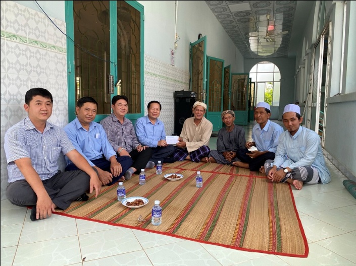 Religious committee in Binh Duong pays Ramadan visit to Al Muttaquin mosque