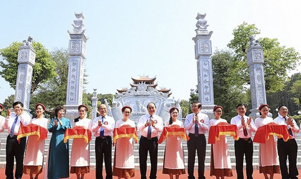 PM cuts ribbon to launch temple dedicated to President Ho’s ancestors