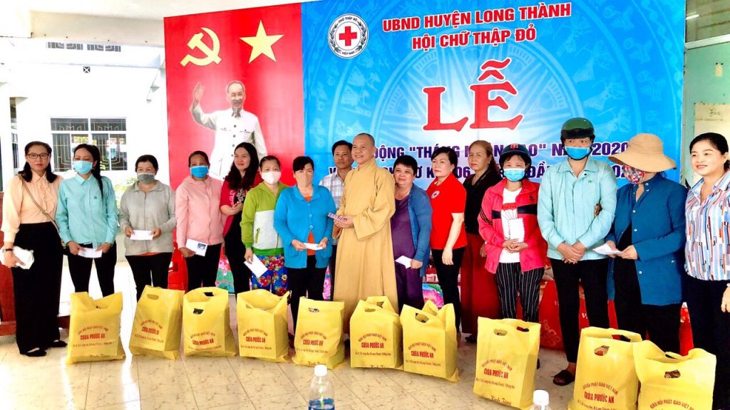 Buddhist pagoda in Dong Nai presents 200 gift sets to disadvantaged people