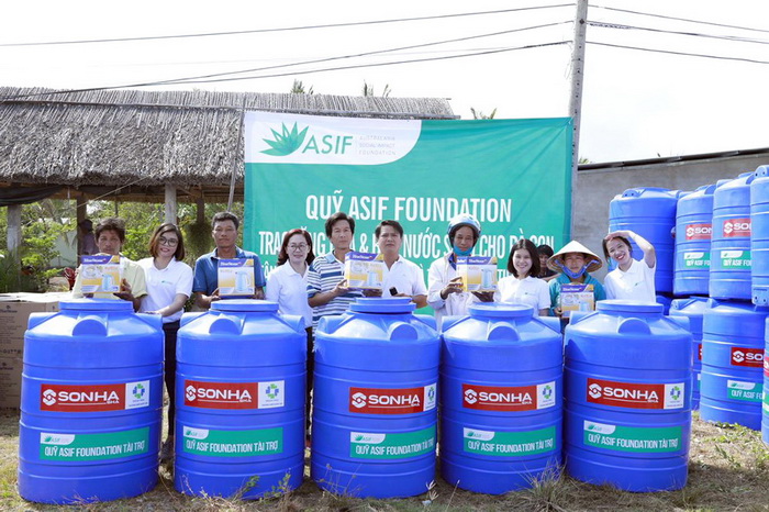 Asif Foundation organization, Caritas of My Tho diocese support people facing drought and saltwater intrusion in Tien Giang