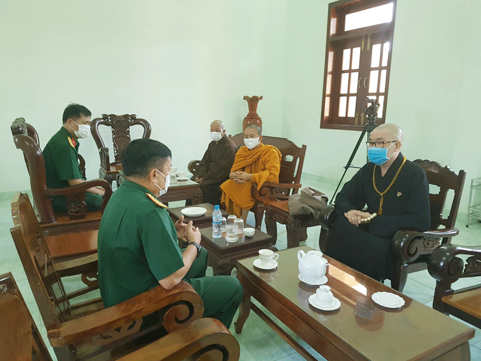 Buddhist committee in Tien Giang visits monks, nuns in Covid-19 quarantine camp