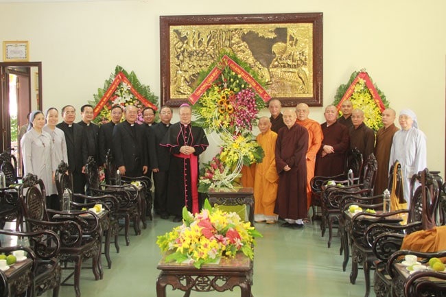 Archbishop of Hue extend Vesak greetings to VBS chapter 