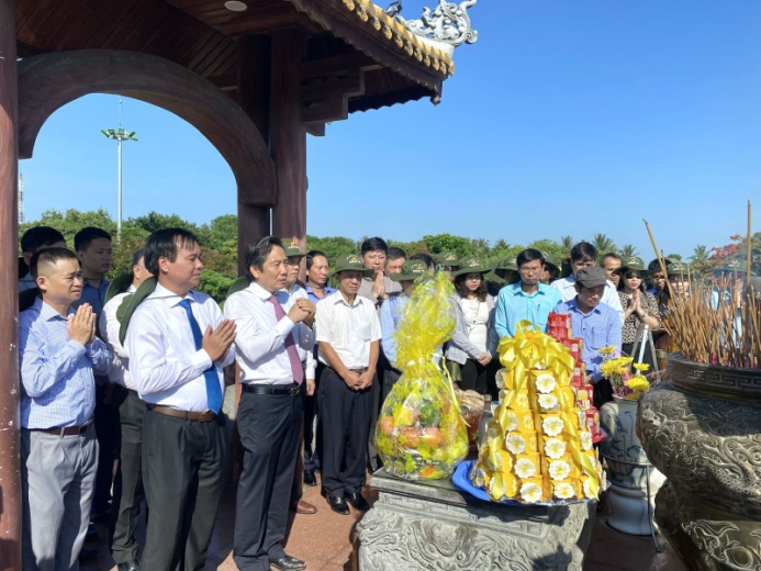 MOHA’s Party Committee pays tribute to martyrs in Quang Tri 