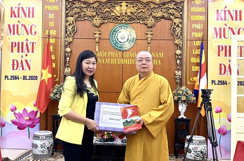  VFF in Hanoi visits religious dignitaries who are relatives of martyrs