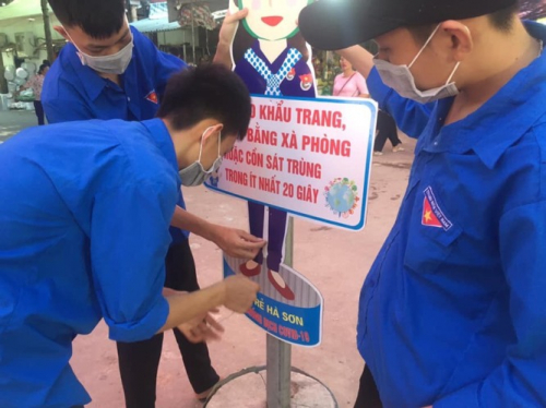  People put on facemasks at Ba Bong – Han Son Festival in Thanh Hoa