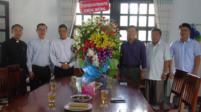 Kon Tum authorities extend congratulations to new Vicar General of Kon Tum diocese