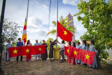 Religious committee in Quang Binh advocates national flag rising at religious worshipping places