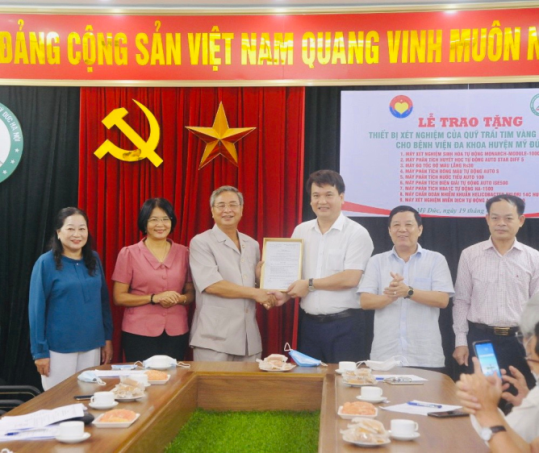 Vietnam Golden Heart Fund presents medical equipments to My Duc hospital