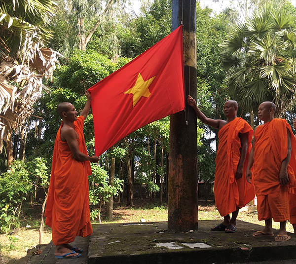  Religious places in Kien Giang proactively respond to national flag-raising