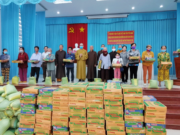  Buddhist Sangha in Tien Giang presents 3,000 gift sets to disadvantaged people on occasion of Vu Lan Festival