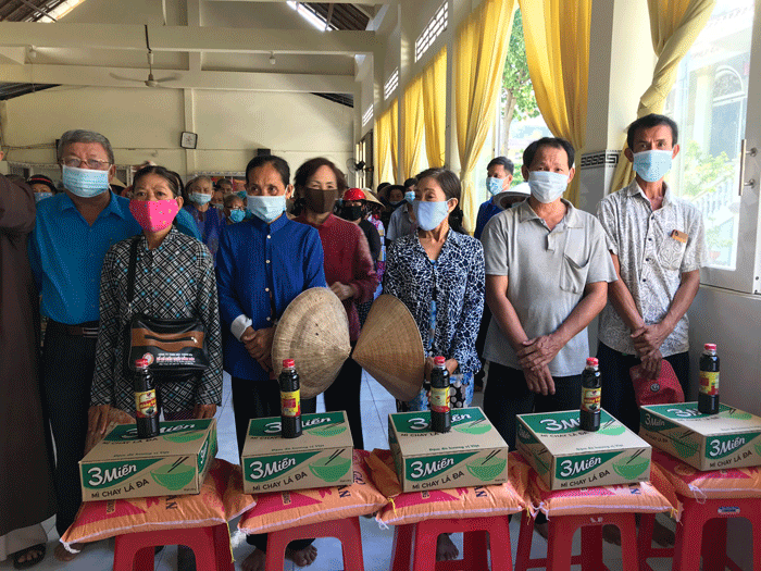  Buddhist temples in Tien Giang presents scholarships to students, gift sets to disadvantaged people