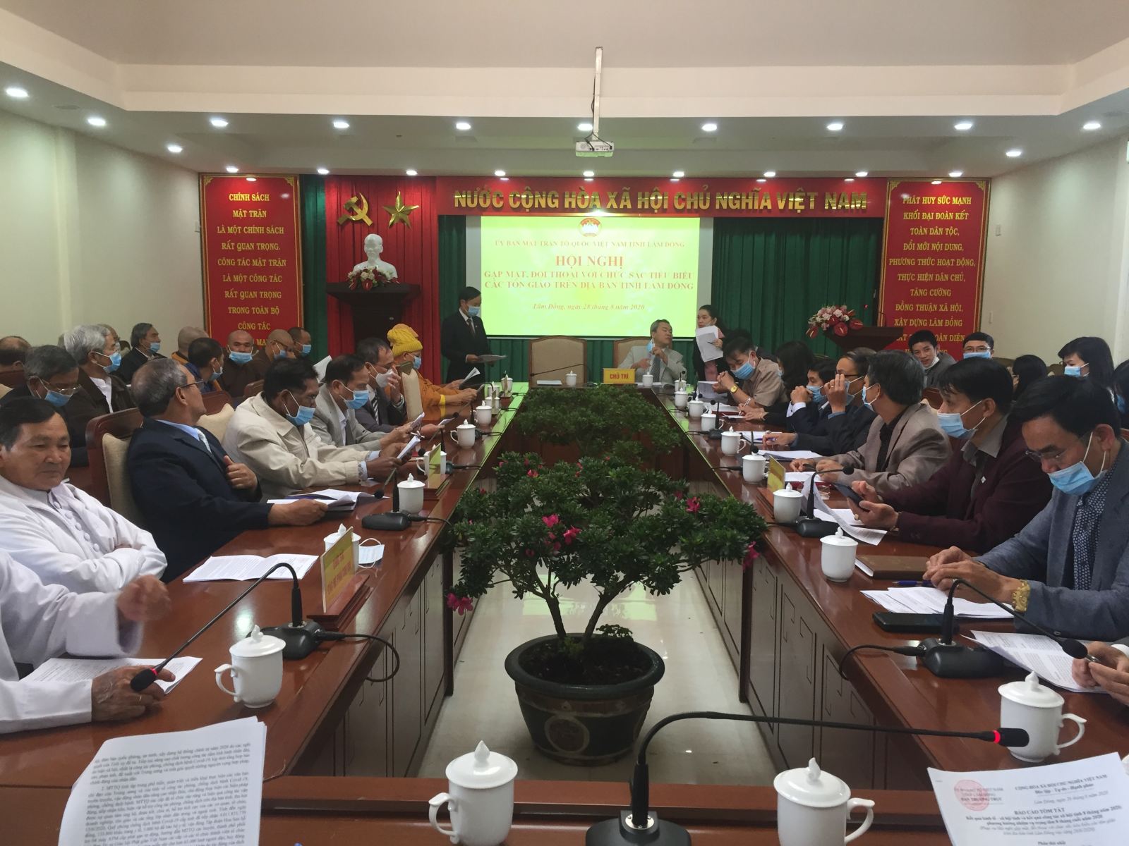 VFF in Lam Dong holds exchange meeting with local religious dignitaries