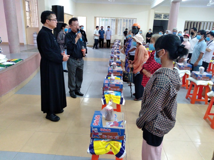 Sacred heart congregation presents gift to poor people during Covid 19 pandemic