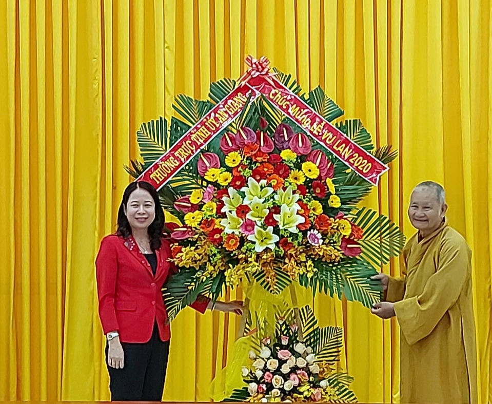  Party leader in An Giang extends visit to provincial VBS