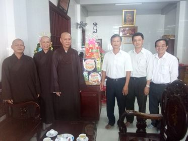 Religious committee in Ben Tre congratulates provincial Buddhist sangha on Vu lan Festival