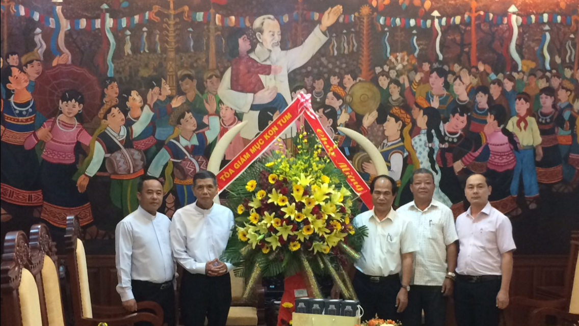  Gia Lai authority’s leader receives new Vicar General of Kon Tum diocese