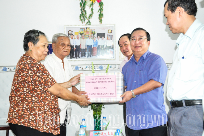 Leader of authorities in Soc Trang pays visits to Khmer monks, former officials on Sene Dolta Festival