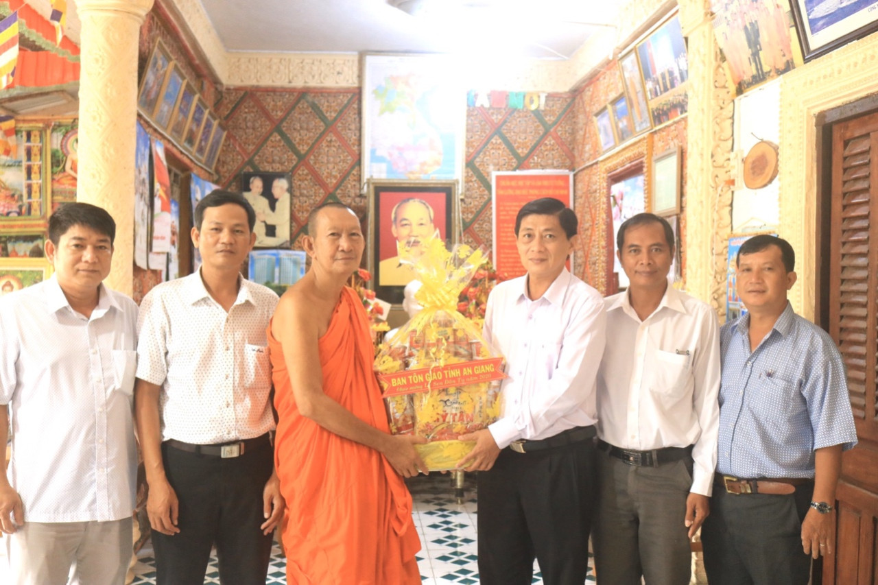 Religious committee in An Giang pays visits Khmer monks on Sene Dolta Festival