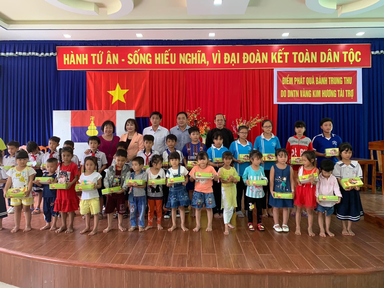 Religious committee in An Giang presents Mid-Autumn gifts to students from disadvantaged families