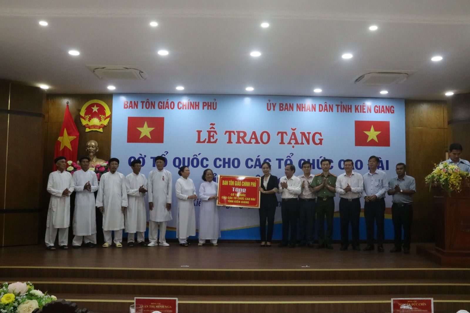  Government religious committee presents national flag to Caodai churches in Kien Giang