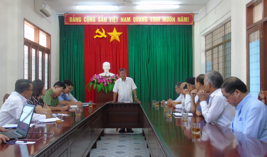 Home affairs department in Kon Tum guides national flag-raising at religious places