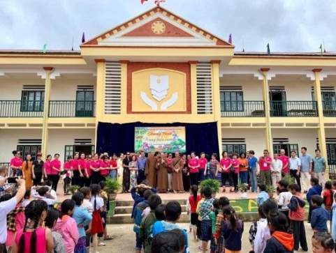 Trung Hau pagoda presents Mid-autumn gifts to children in mountainous area 